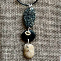 Marie Miklaszewski - Necklace 3 stone pendant with crinoid